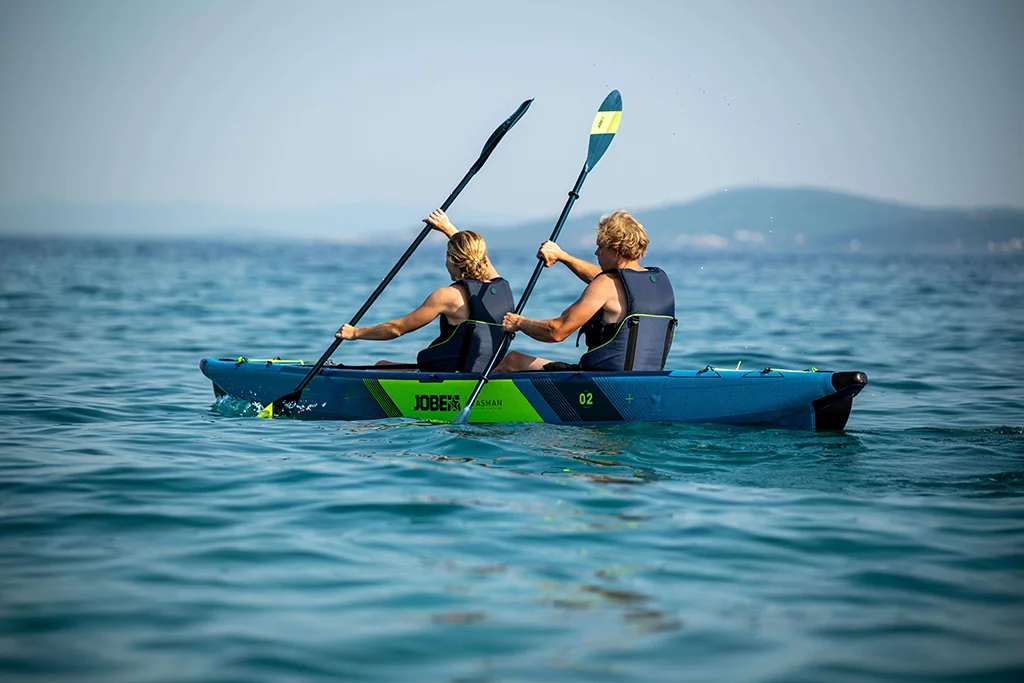 Couple on JOBE inflatable kayak to see a coastline inflated by ATMOS Air